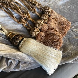 Bundle of 5 STUNNING tassels!!!